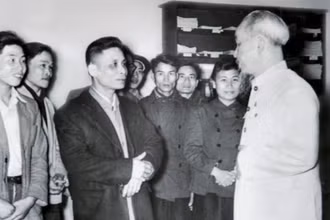 Bác Hồ thăm và chúc Tết cán bộ phóng viên Báo Nhân Dân năm 1957. (Ảnh: Tư liệu)