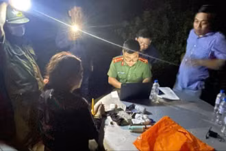 Lực lượng chức năng bắt giữ đối tượng và tang vật liên quan. (Ảnh: Công an tỉnh Quảng Ngãi cung cấp)