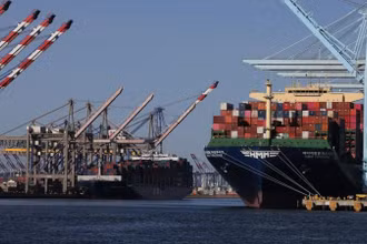 Các tàu chở hàng chất đầy container tại Cảng Los Angeles, California, Mỹ. (Ảnh: Tân hoa xã)