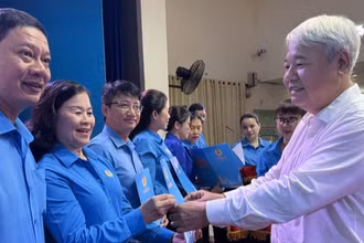 Ông Võ Khắc Thái, Chủ tịch Liên đoàn Lao động thành phố, trao quyết định kết thúc hoạt động Công đoàn cấp trên cơ sở. (Ảnh: HỒNG ĐÀO)