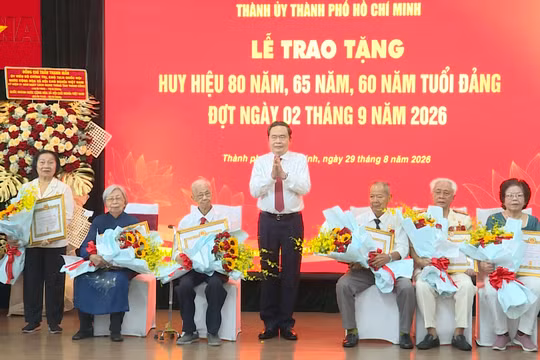 [Video] Lãnh đạo Đảng, Nhà nước trao tặng huy hiệu Đảng tại các địa phương