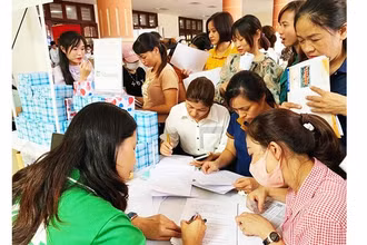Người lao động khai báo thông tin hưởng trợ cấp thất nghiệp tại một phiên giao dịch việc làm. 