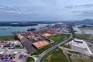 Cảng Cái Mép-Thị Vải ở phường Tân Phước, hướng nhìn về Cái Mép Hạ (Ảnh: Lê Đình Thìn)