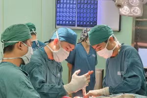 Các bác sĩ phẫu thuật ca chấn thương sọ não, kịp thời cứu sống người bị tai nạn giao thông.