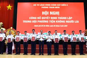 Thủ trưởng Bộ Tư lệnh Vùng Cảnh sát biển 3 trao các quyết định thành lập và nhân sự cho Trung đội phương tiện không người lái. (Ảnh: Vùng Cảnh sát 3 cung cấp)