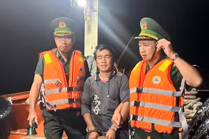 Đối tượng Võ Văn Vũ lúc bị bắt ở tàu cá. (Ảnh: LÊ ĐÌNH THÌN) 