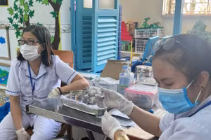 Nhân viên Trạm Y tế phường Phước Thắng đang lấy vaccine.