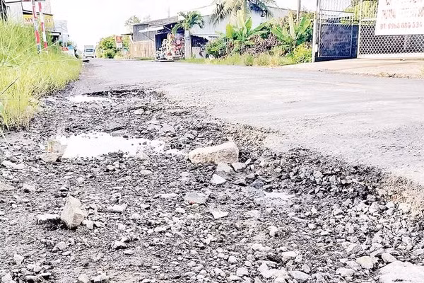 Mặt đường trên tuyến Quốc lộ 63 bong tróc, hư hỏng, xuất hiện nhiều ổ voi, ổ gà. 