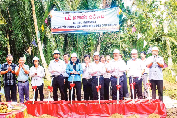 Lãnh đạo tỉnh Vĩnh Long dự lễ khởi công xây nhà ở cho con đẻ của người hoạt động kháng chiến bị nhiễm chất độc hóa học tại xã Trung Ngãi, tỉnh Vĩnh Long. 