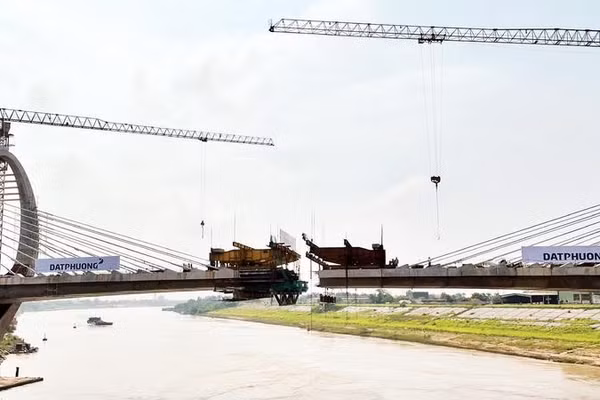 Thực hiện các bước chuẩn bị hợp long cầu. 