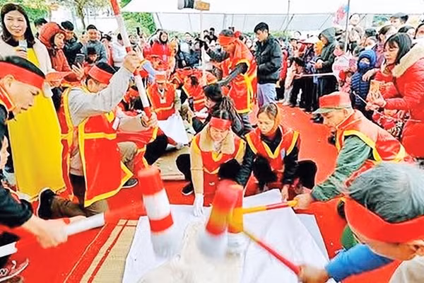 Hội thi giã bánh giầy tại Lễ hội truyền thống đền Cao. 