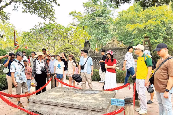 Du khách trong nước và quốc tế tham quan bảo vật quốc gia tại Ninh Bình. 