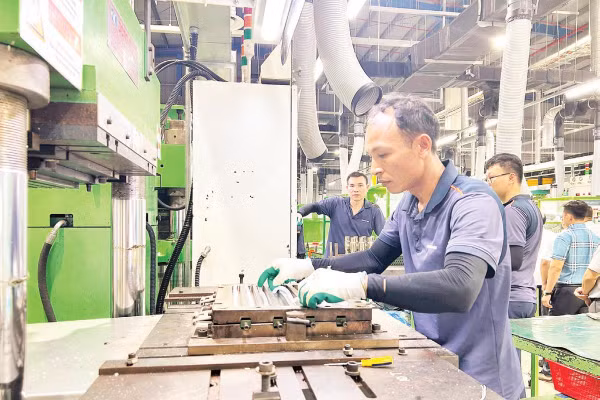 Sản xuất tại một doanh nghiệp trong khu công nghiệp phía bắc tỉnh Hưng Yên. 