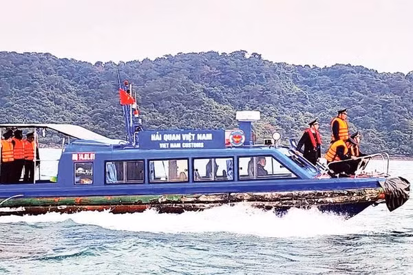 Hải quan cửa khẩu cảng Vạn Gia tuần tra, kiểm soát ngăn chặn hoạt động buôn lậu trên biển. 