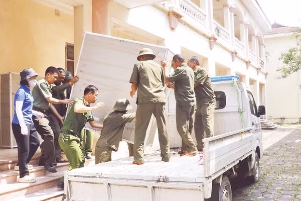 Các lực lượng hỗ trợ di dời thiết bị Trường tiểu học Phú Hòa, xã Lương Tài. 
