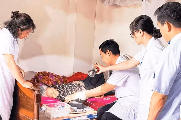 Khám sức khỏe tại nhà cho Mẹ Việt Nam Anh hùng Nguyễn Thị Mẳn ở thôn Xuân Mang, xã Lai Khê, Hải Phòng (Ảnh TRẦN HIỀN) 