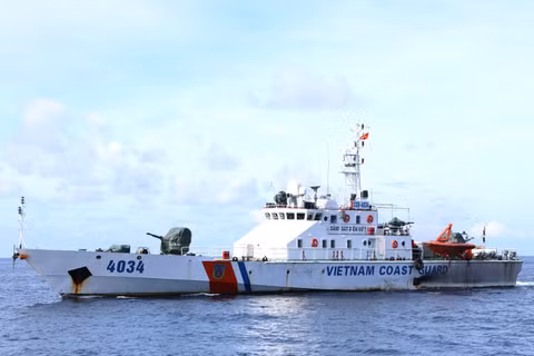 Tàu 4034 của Vùng Cảnh sát biển 3 đang thực hiện nhiệm vụ trên biển. (Ảnh: Cảnh sát biển cung cấp)