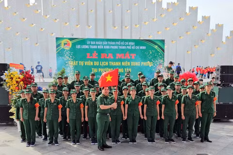 Trật tự viên du lịch của Thanh niên xung phong Thành phố Hồ Chí Minh ra mắt, chính thức đi vào hoạt động tại phường Vũng Tàu. (Ảnh: Đình Thìn)
