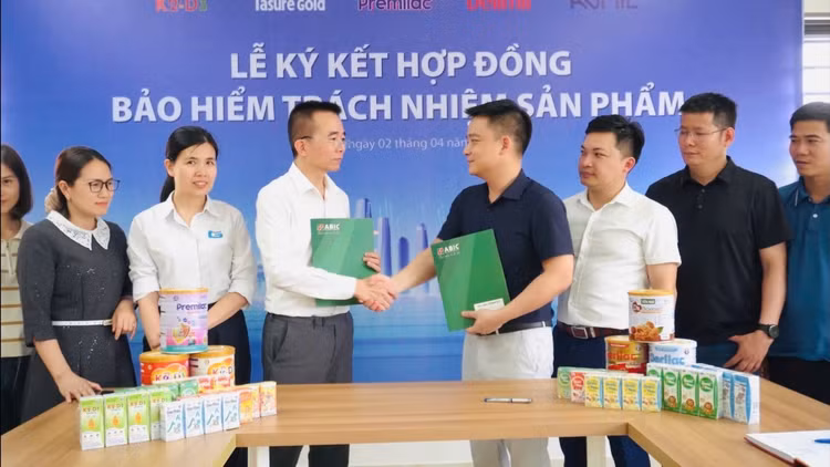 Lễ ký kết hợp tác triển khai giải pháp bảo hiểm, gắn kết trách nhiệm bảo vệ dòng vốn giữa các đơn vị. (Nguồn: ABIC)