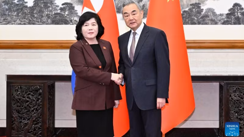 Bộ trưởng Ngoại giao Trung Quốc Vương Nghị gặp gỡ người đồng cấp Triều Tiên Choe Son Hui tại Thủ đô Bắc Kinh, Trung Quốc, ngày 28/9/2025. (Ảnh: Xinhua)