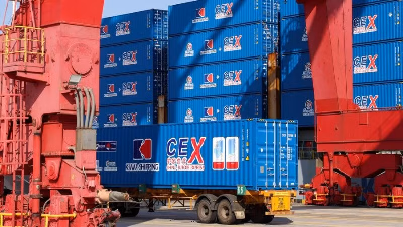 Ảnh minh họa: Container chở hàng tại cảng Ningbo Zhoushan ở Ningbo, tỉnh Chiết Giang, miền đông Trung Quốc. (Ảnh: Xinhua)