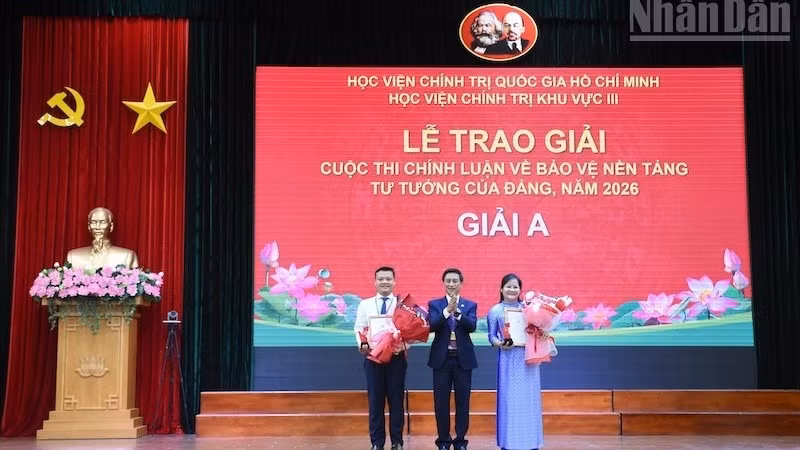 Phó Giáo sư, Tiến sĩ Đoàn Triệu Long, Giám đốc Học viện Chính trị khu vực III, Trưởng Ban Chỉ đạo 35, Trưởng Ban tổ chức Cuộc thi trao giải A cho các cá nhân. (Ảnh: ANH ĐÀO)