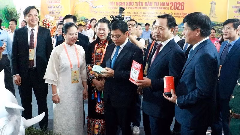Phó Thủ tướng Chính phủ Nguyễn Văn Thắng cùng các đại biểu, nhà đầu tư tham quan gian trưng bày sản phẩm chè Shan Tuyết cổ thụ Tủa Chùa, tỉnh Điện Biên.