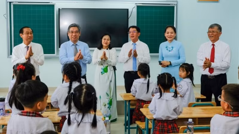 Các đại biểu tham quan Trường tiểu học Trần Đại Nghĩa, phường Bình Hưng Hòa, Thành phố Hồ Chí Minh