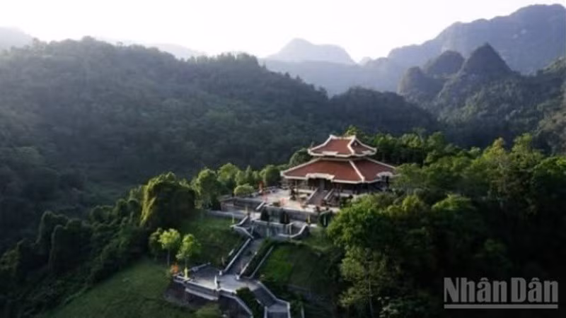 Đền thờ Chủ tịch Hồ Chí Minh linh thiêng, "ngự" trên đỉnh một ngọn đồi cao. (Ảnh: SƠN TÙNG)