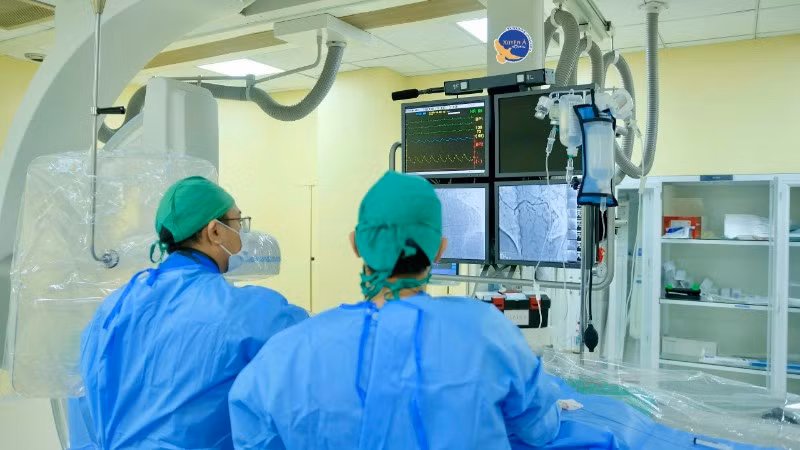 Ê-kíp can thiệp ca nhồi máu cơ tim. 