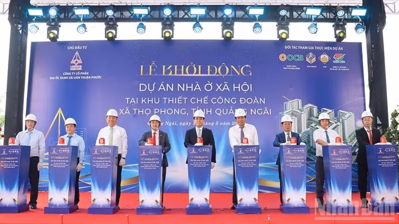 Thực hiện nghi thức khởi động dự án nhà ở xã hội tại Khu thiết chế Công đoàn Quảng Ngãi.