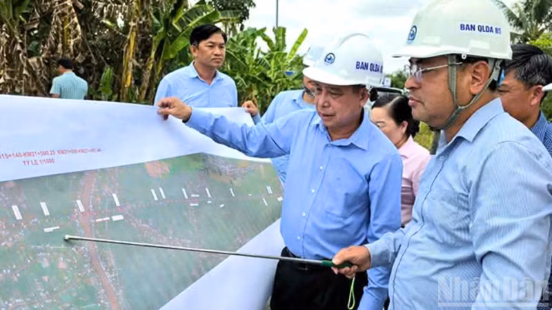 Đồng chí Đồng Văn Thanh (áo xanh đậm), Ủy viên Trung ương Đảng, Phó Bí thư Thường trực Thành ủy, Chủ tịch Ủy ban nhân dân thành phố Cần Thơ kiểm tra công trình trọng điểm.