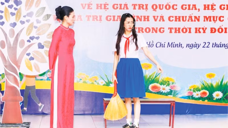 Tiết mục sân khấu hóa tuyên truyền về hệ giá trị quốc gia, gia đình và chuẩn mực con người Việt Nam thời kỳ đổi mới do giáo viên và học sinh Trường trung học cơ sở Lý Thánh Tông, Thành phố Hồ Chí Minh thể hiện.