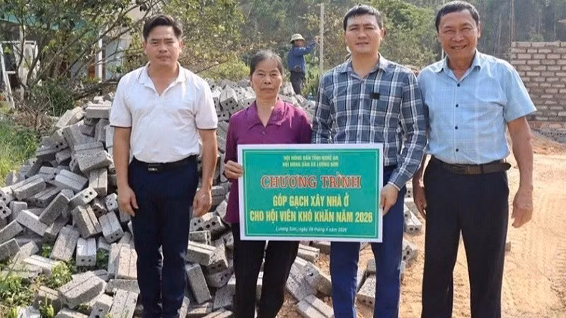 Các tổ chức Hội Nông dân và Đoàn Thanh niên hỗ trợ những viên gạch nghĩa tình cho gia đình chị Nguyễn Thị Thiện ở xóm Nam Lộc (Vạn Xuân, Nghệ An) xây nhà.