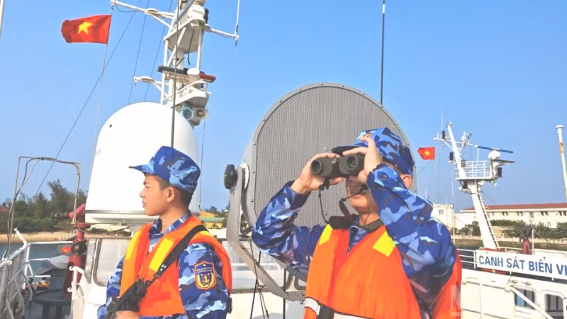 Cán bộ, chiến sĩ Vùng Cảnh sát biển 2 tăng cường canh trực sẵn sàng chiến đấu trên các tàu Cảnh sát biển.