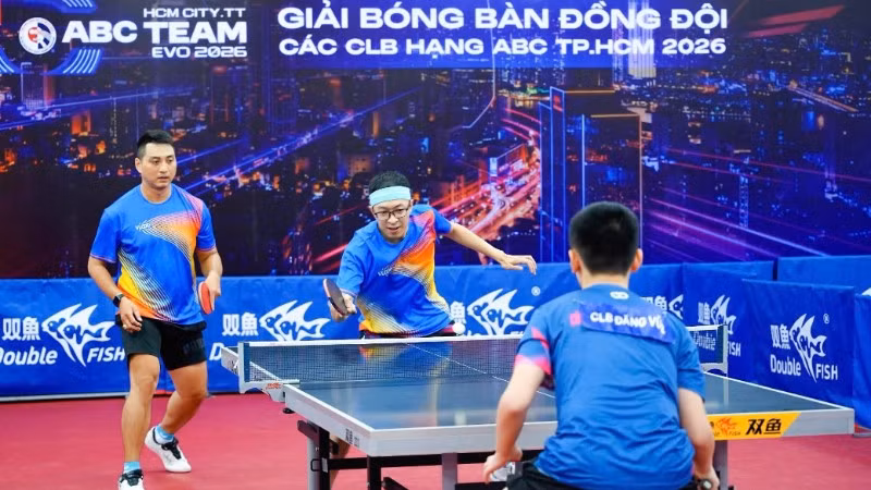 Giải bóng bàn đồng đội các câu lạc bộ Thành phố Hồ Chí Minh năm 2026 khởi tranh sáng 24/4 được đầu tư hệ thống trang thiết bị thi đấu và sân khấu phụ trợ hoành tráng, giúp tăng tính hấp dẫn, nâng cao tinh thần thi đấu cho các vận động viên.