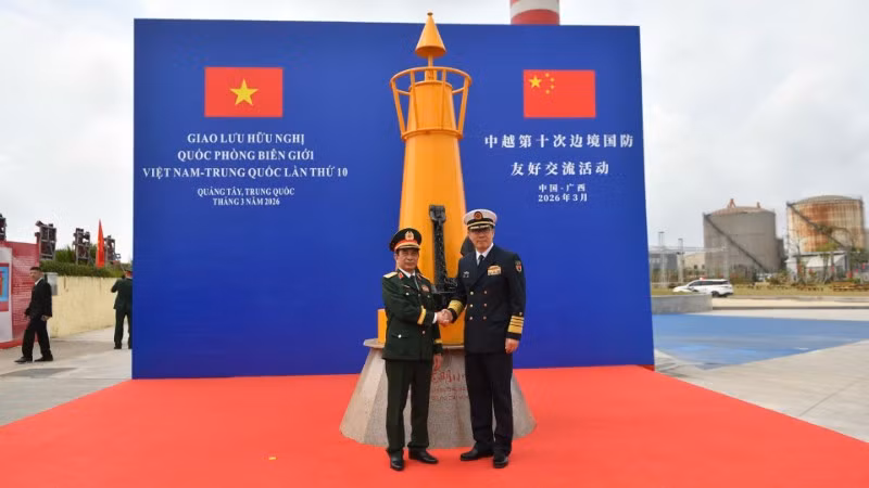 Đại tướng Phan Văn Giang, Ủy viên Bộ Chính trị, Phó Bí thư Quân ủy Trung ương, Bộ trưởng Quốc phòng và Thượng tướng Đổng Quân, Bộ trưởng Quốc phòng Trung Quốc tại Di tích đường Hồ Chí Minh trên biển.