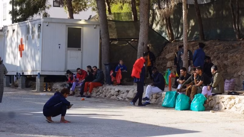 Những người di cư tại một Trung tâm tiếp nhận người di cư trên đảo Lampedusa, hòn đảo cực nam của Italia. (Ảnh: Xinhua)