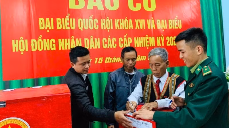 Bà con cử tri đồng bào dân tộc xã La Lay, tỉnh Quảng Trị bỏ phiếu bầu cử đại biểu Quốc hội, đại biểu Hội đồng nhân dân các cấp.