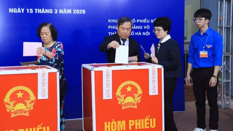 Chủ tịch Ủy ban nhân dân thành phố Hà Nội Vũ Đại Thắng thực hiện bỏ phiếu tại phường Giảng Võ (Hà Nội).