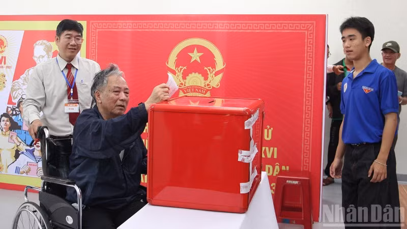 Cử tri Đinh Hữu Hồng bỏ phiếu.