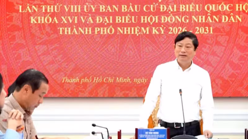 Đồng chí Võ Văn Minh, Ủy viên Trung ương Đảng, Phó Bí thư Thành ủy, Chủ tịch Hội đồng nhân dân Thành phố Hồ Chí Minh, Chủ tịch Ủy ban Bầu cử thành phố phát biểu tại phiên họp.