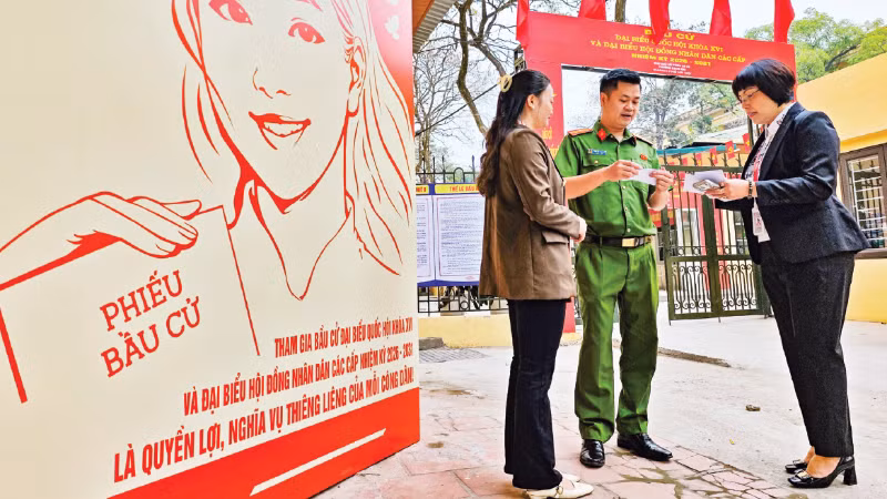 Lực lượng Công an thành phố Hà Nội và Đại học Bách khoa Hà Nội phối hợp đôn đốc tiến độ phát thẻ cử tri. (Ảnh PHÚ KHÁNH)