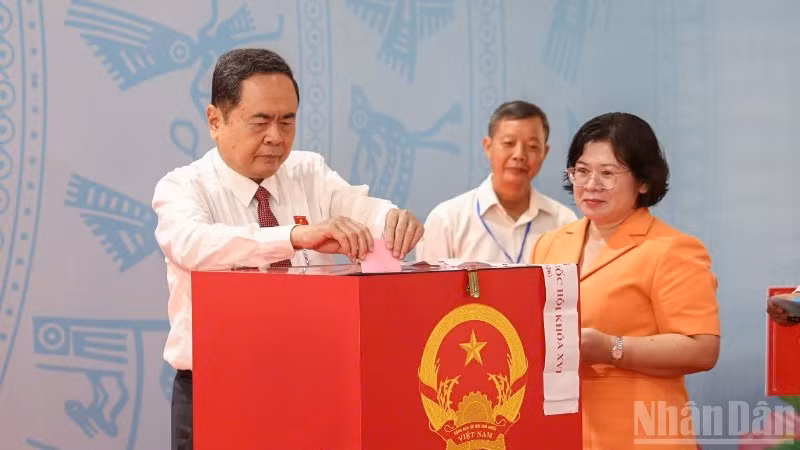 Đồng chí Trần Thanh Mẫn, Ủy viên Bộ Chính trị, Chủ tịch Quốc hội, Chủ tịch Hội đồng Bầu cử quốc gia đã đến Khu vực bỏ phiếu số 14 (Trường trung học cơ sở Đỗ Văn Dậy), xã Hóc Môn, Thành phố Hồ Chí Minh. (Ảnh: THẾ ANH)