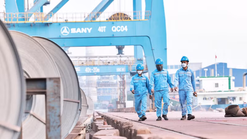 Công nhân làm việc tại Công ty thép Hòa Phát. (Ảnh: HẢI NGUYỄN)