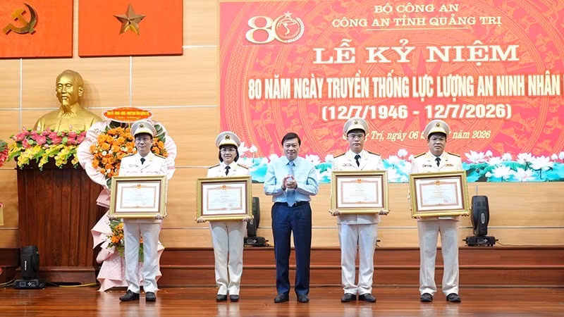 Thừa ủy quyền, Phó Bí thư Tỉnh ủy, Chủ tịch Ủy ban nhân dân tỉnh Quảng Trị Lê Hồng Vinh trao Bằng khen của Thủ tướng Chính phủ cho các cá nhân đạt thành tích xuất sắc.