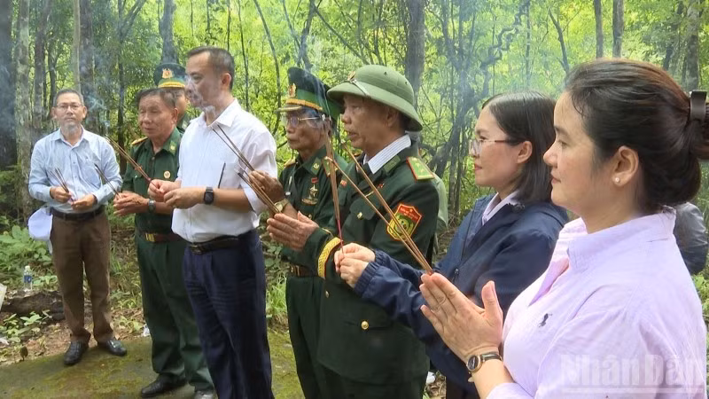 Đoàn khảo sát dâng hương tưởng niệm các liệt sĩ hy sinh tại khu vực bảo vệ Di tích lịch sử Đồn Biên phòng Đắk Đam.
