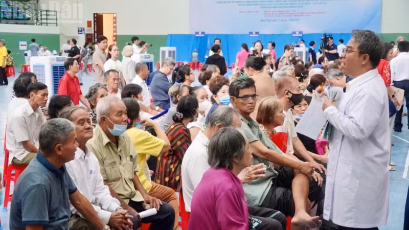Khám sức khỏe cộng đồng tại phường Bình Phú. 