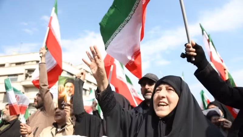 Người dân Iran tuần hành sau khi có lệnh ngừng bắn tại Tehran. (Ảnh: THX/TTXVN)