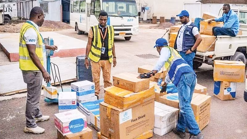 Nhân viên Liên hợp quốc vận chuyển hàng viện trợ tại CHDC Congo.